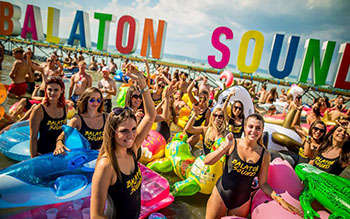 Balaton Sound szállás és taxi, minibusz transzfer Siófok - belvárosi, vízközeli, légkondicionált kiadó ház. Balaton Sound szállás Siófok, saját transzferrel. - jól felszerelt, önálló ház max. 6 főre kiadó. 3 hálószoba, nappali, konyha, Wifi, Tv, zárt parkoló.